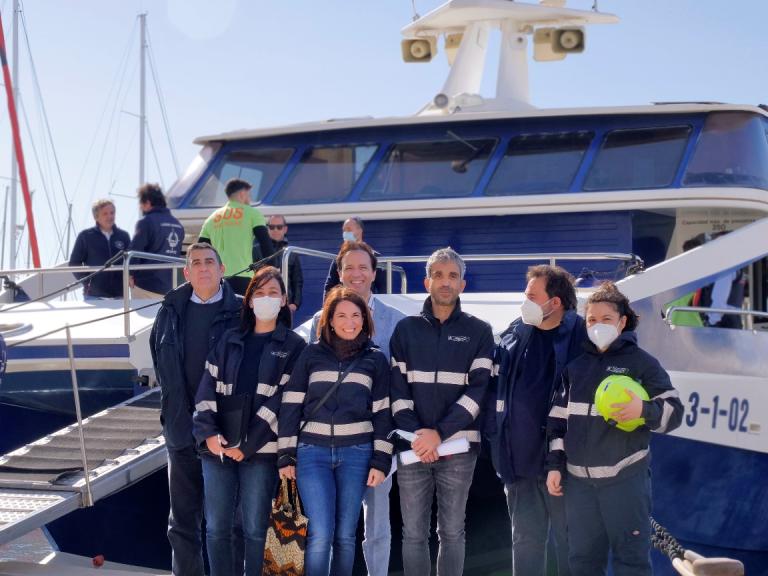 Imagen noticia: Parte del equipo de inspectores de la Capitanía Marítima de Tarragona en la primera fila y el coordinador del Centro de Salvamento Marítimo y el capitán marítimo en la segunda.