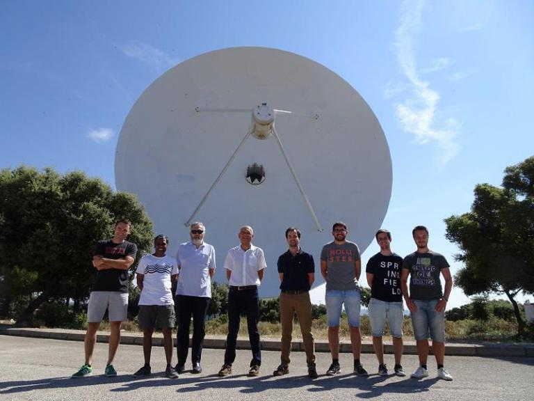 Imagen noticia: Astrónomos, ingenieros, y becarios que han participado en la instalación, observación y detección de los púlsares en el radiotelescopio de 40 m del Observatorio de Yebes - Ministerio de Fomento.