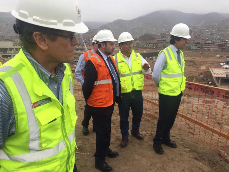 Imagen noticia: El ministro de Fomento, José Luis Ábalos, en su visita a las obras del Complejo Deportivo Andrés Avelino Cáceres en Lima (Peru) - Ministerio de Fomento.