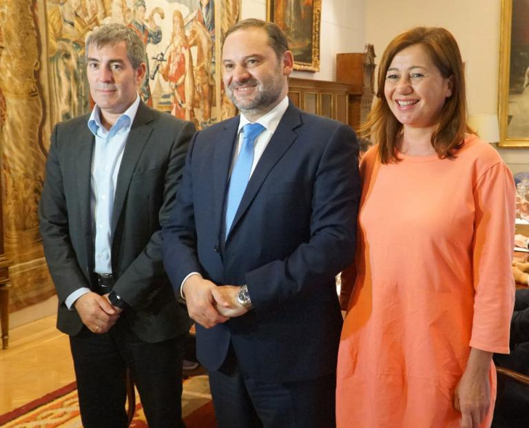 Imagen noticia: El ministro de Fomento, José Luis Ábalos, con la presidenta de Baleares, Francina Armengol, y con el presidente de Canarias, Fernando Clavijo - Ministerio de Fomento.