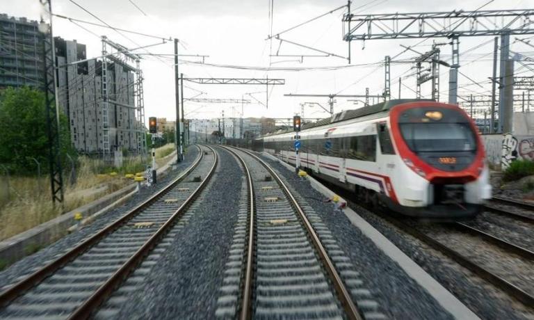 Imagen noticia: Tren de Cercanías en circulación